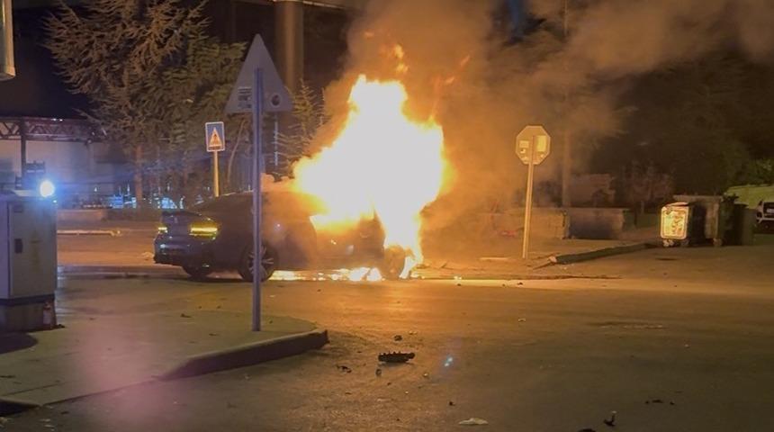 Kayseri&rsquo;de park halindeki otomobile ve ağaca &ccedil;arpan ara&ccedil; alev aldı: 1&rsquo;i ağır, 2 yaralı