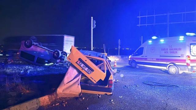 Hafif ticari araç ile otomobil çarpıştı: 3’ü ağır, 7 yaralı