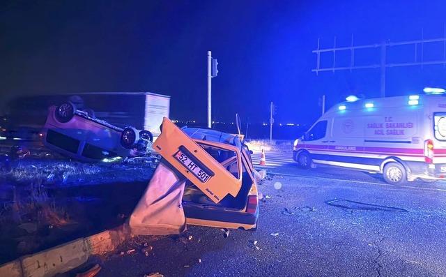 Hafif ticari araç ile otomobil çarpıştı: 3’ü ağır, 7 yaralı