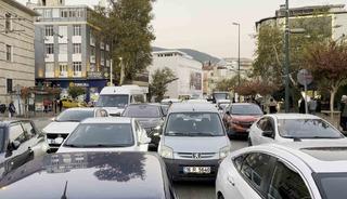 Bursa&rsquo;da sabah namazı yoğunluğu: Trafik tek şeride d&uuml;şt&uuml;