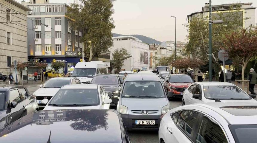 Bursa&rsquo;da sabah namazı yoğunluğu: Trafik tek şeride d&uuml;şt&uuml;