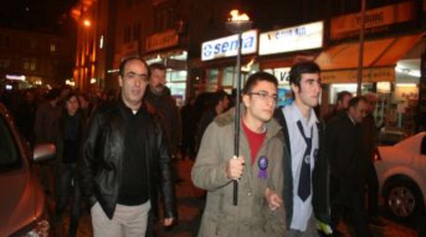 Giresun'da erkekler kadına şiddeti protesto etti