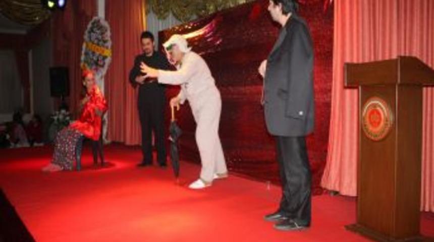 Elmadağlılar &uuml;cretsiz tiyatro g&ouml;sterisi izledi