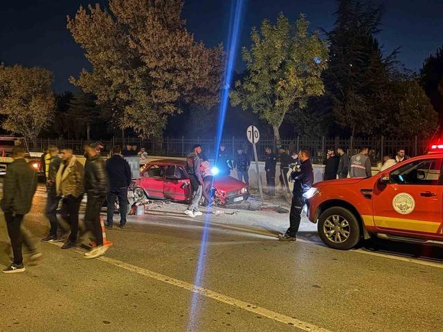 Karşı yola geçen otomobil, motosiklete çarptı: 1 ağır yaralı 4