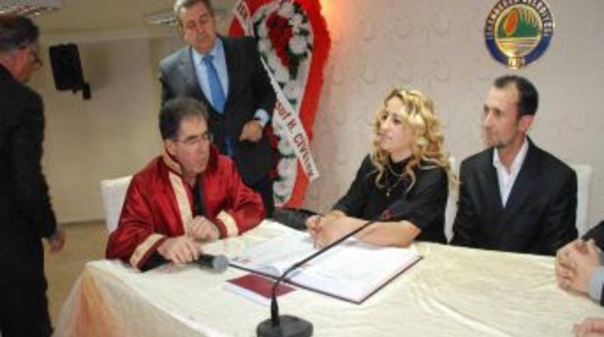 Depremzede &ccedil;iftin mutlu g&uuml;n&uuml;