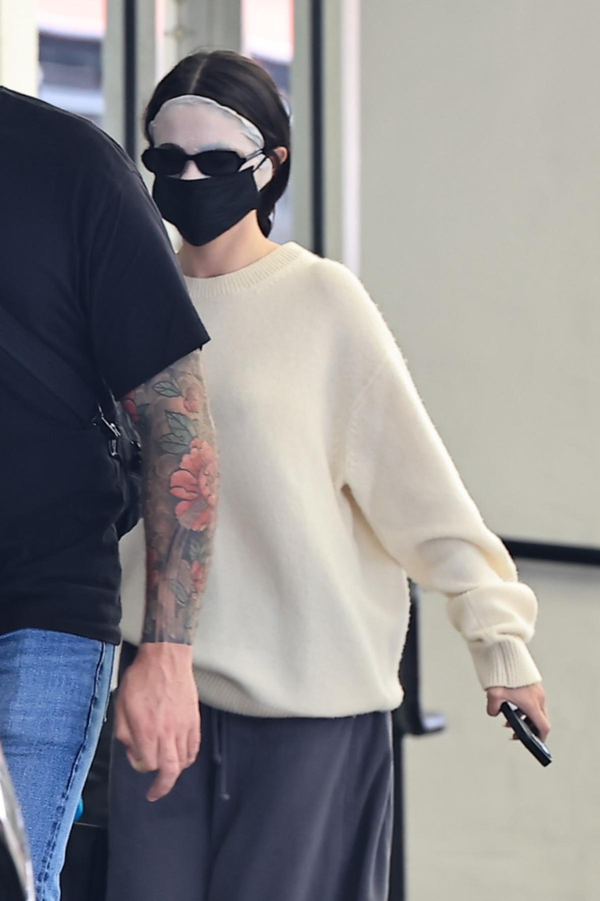 Selena Gomez, yüz maskesiyle sokağa çıktı! Bakan bir daha baktı 1