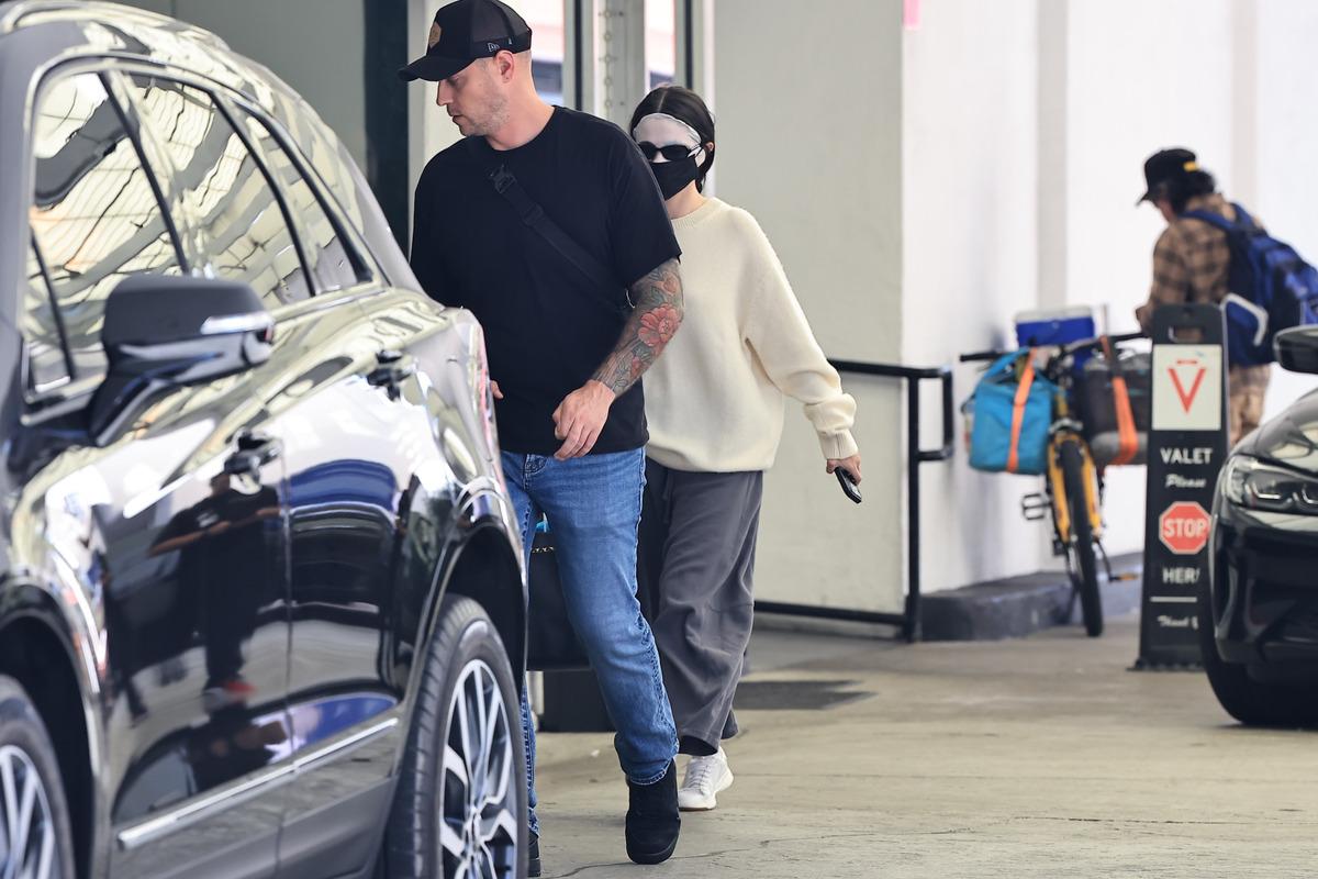 Selena Gomez, yüz maskesiyle sokağa çıktı! Bakan bir daha baktı 2