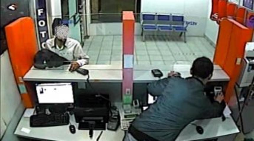 Uyuşturucu i&ccedil;in sadaka kutusunu &ccedil;aldı, kameraya yakalandı