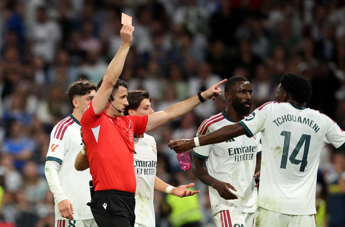 Real Madrid de ortalık karıştı! Vinicius hakemin üzerine yürüdü, Mourinho dan olay tepki 1