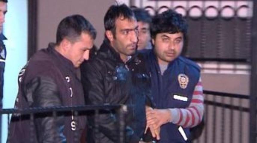 Boşanmak isteyen eşini rehin aldı