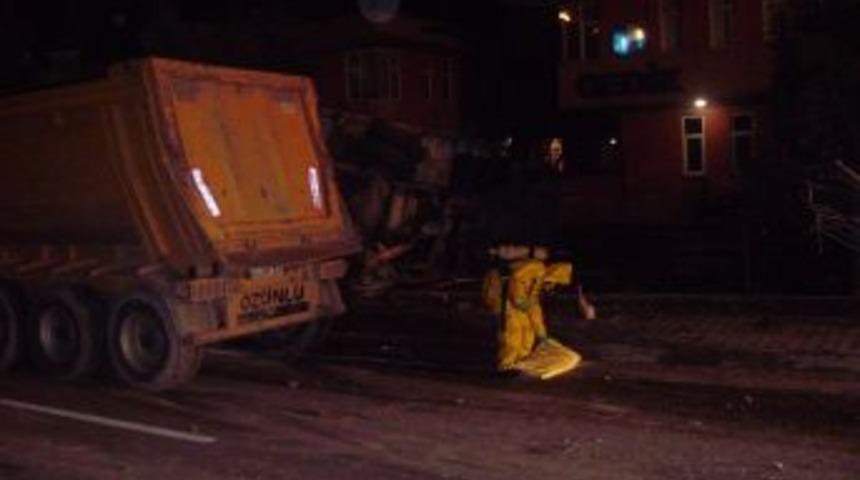 Kimyasal madde y&uuml;kl&uuml; kamyon devrildi, faciadan d&ouml;n&uuml;ld&uuml;