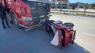 Kamyonla çarpışan elektrikli bisiklet 10 metre sürüklendi: 2 yaralı