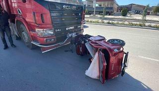 Kamyonla &ccedil;arpışan elektrikli bisiklet 10 metre s&uuml;r&uuml;klendi: 2 yaralı