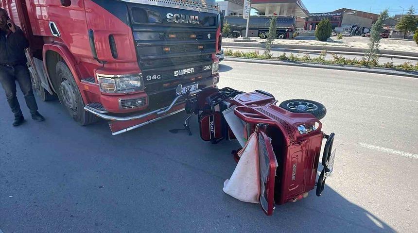 Kamyonla &ccedil;arpışan elektrikli bisiklet 10 metre s&uuml;r&uuml;klendi: 2 yaralı