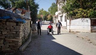 Muş&rsquo;ta 20 yaşındaki gence ak&uuml;l&uuml; sandalye desteği