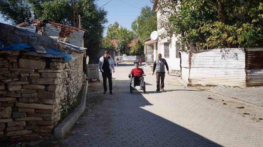 Muş&rsquo;ta 20 yaşındaki gence ak&uuml;l&uuml; sandalye desteği