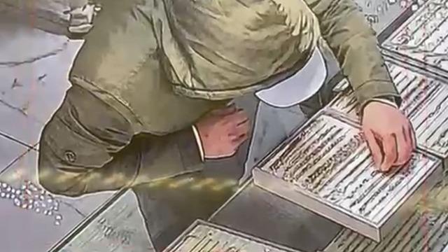 Sahte altınla kuyumcuyu oyaladı, bilekliği çalıp kaçtı