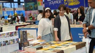 9 aylıkken geldikleri kitap fuarının 14 yıllık müdavimi oldular