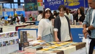 9 aylıkken geldikleri kitap fuarının 14 yıllık m&uuml;davimi oldular