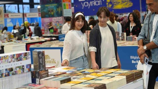 9 aylıkken geldikleri kitap fuarının 14 yıllık müdavimi oldular