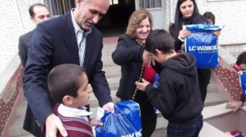 Aydınlar il&ccedil;esinde &ouml;ğrenim g&ouml;ren 1200 &ouml;ğrenciye, giyim yardımı yapıldı