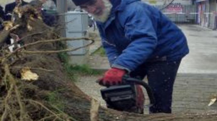 63&rsquo;l&uuml;k dede &ccedil;alışkanlığı ile gen&ccedil;lere &ouml;rnek oluyor