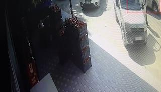 Sahibinin market alışverişi yaparken &ccedil;alışır halde bıraktığı aracı kendininmiş&ccedil;esine &ccedil;alan hırsız kaza yapınca yakayı ele verdi
