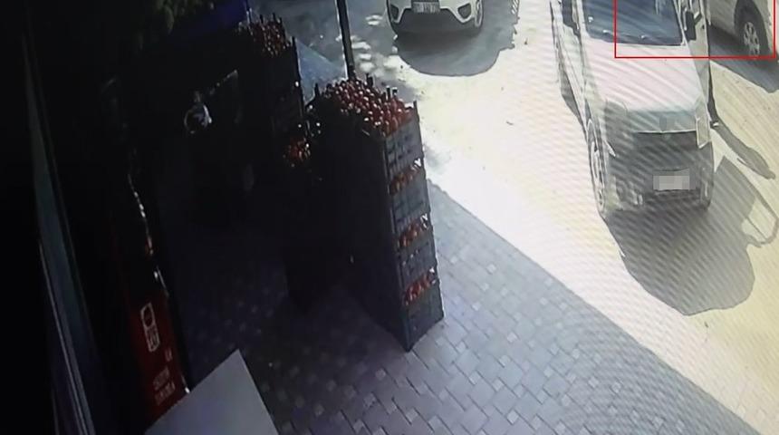 Sahibinin market alışverişi yaparken &ccedil;alışır halde bıraktığı aracı kendininmiş&ccedil;esine &ccedil;alan hırsız kaza yapınca yakayı ele verdi