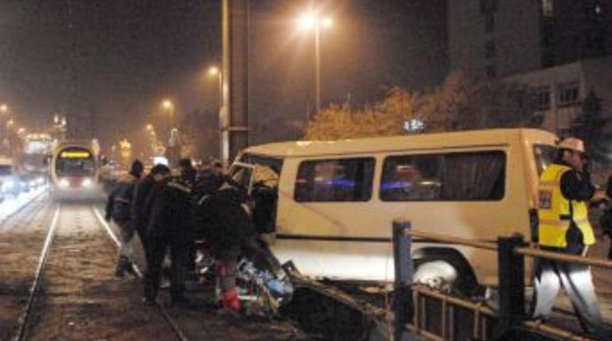 Minib&uuml;s, tramvayın elektrik direğine &ccedil;arptı: 5 yaralı