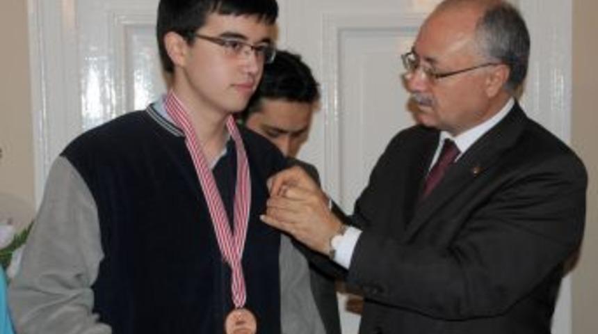 Manisa Valisi Daş&ouml;z, &Ouml;zel Şehzade &ouml;ğrencilerini &ouml;d&uuml;llendirdi