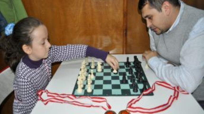 &Ouml;zel Fırat İlk&ouml;ğretim &ouml;ğrencisi satran&ccedil;ta Balıkesir'i temsil edecek