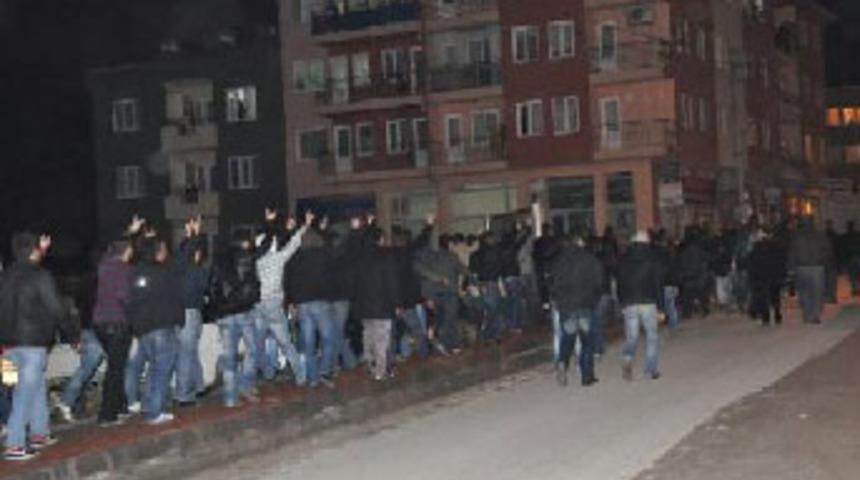 &Ouml;ğrencilerin satırlı kavgası: 3 yaralı