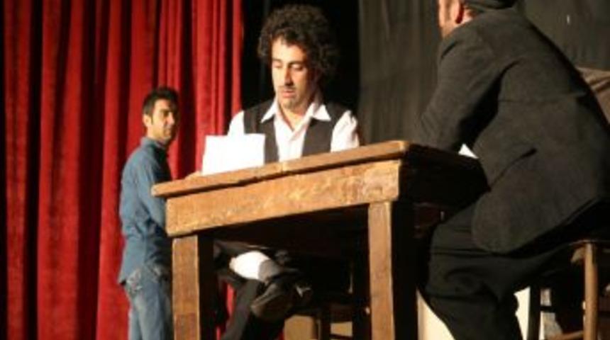 Menan Cinleri tiyatro oyunu Siirt&rsquo;te b&uuml;y&uuml;k beğeni topladı