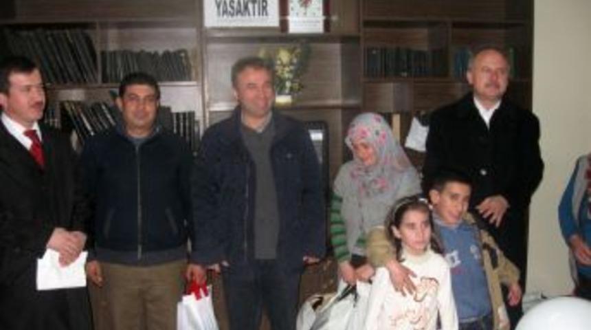 Turhal Kaymakamı &Uuml;nl&uuml;, depremzede aileleri ziyaret etti