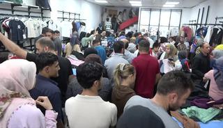 'Ne alırsan 100 TL' Ge&ccedil;en yıl 50 TL'ydi: Yine izdiham &ccedil;ıktı