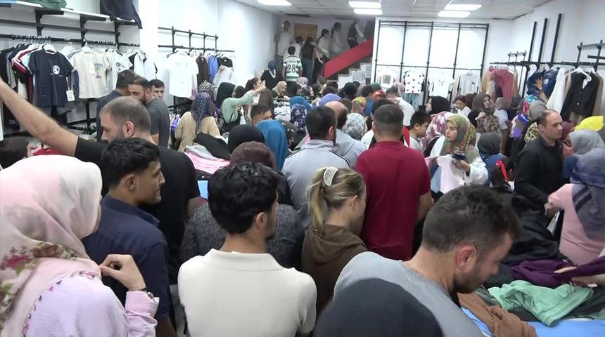 'Ne alırsan 100 TL' Ge&ccedil;en yıl 50 TL'ydi: Yine izdiham &ccedil;ıktı