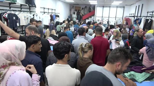'Ne alırsan 100 TL' Geçen yıl 50 TL'ydi: Yine izdiham çıktı