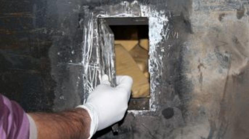 Narkotik köpeği Tommy, depoya gizlenmiş eroini buldu