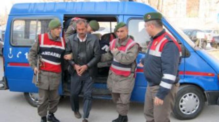 Jandarma, &ouml;l&uuml;ml&uuml; kazaya karışan s&uuml;r&uuml;c&uuml;ye aracının par&ccedil;asından ulaştı