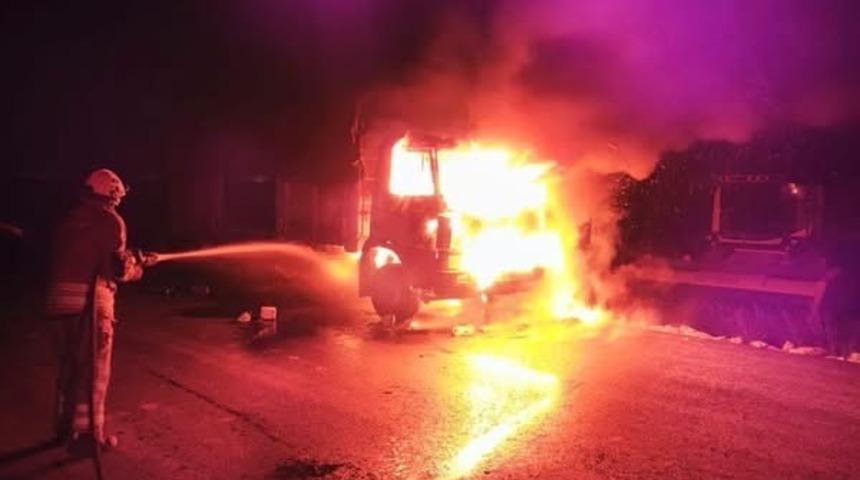 Kumlu&rsquo;da ara&ccedil; alevlere teslim oldu