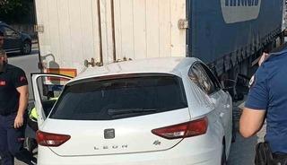 Tarsus&rsquo;ta otomobil park halindeki tıra arkadan &ccedil;arptı, s&uuml;r&uuml;c&uuml; yaralandı