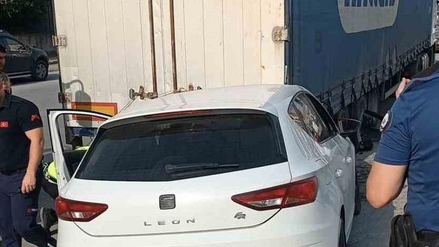Tarsus’ta otomobil park halindeki tıra arkadan çarptı, sürücü yaralandı