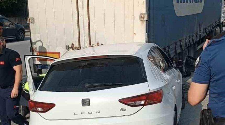 Tarsus&rsquo;ta otomobil park halindeki tıra arkadan &ccedil;arptı, s&uuml;r&uuml;c&uuml; yaralandı