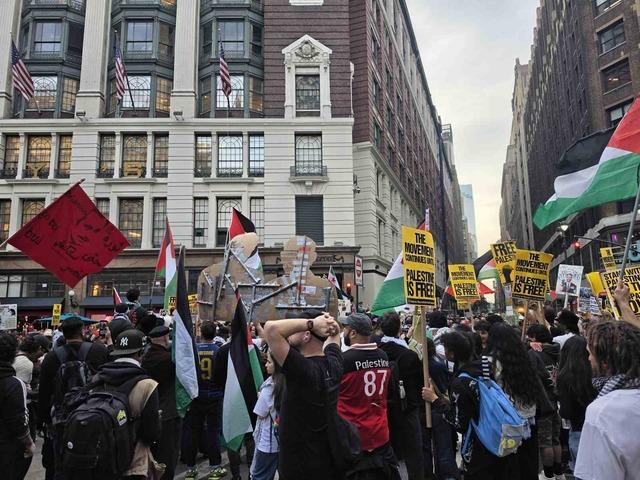 New York’ta binlerce kişi Gazze için yürüdü 8