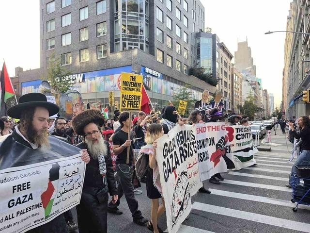 New York’ta binlerce kişi Gazze için yürüdü 7