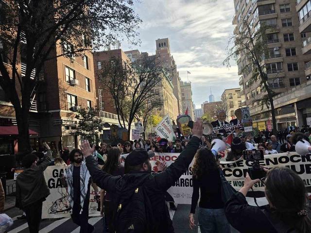 New York’ta binlerce kişi Gazze için yürüdü 6