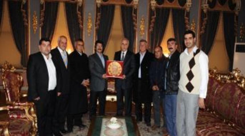 Mardinli muhtarlar İstanbul Valisi Mutlu'yu ziyaret etti