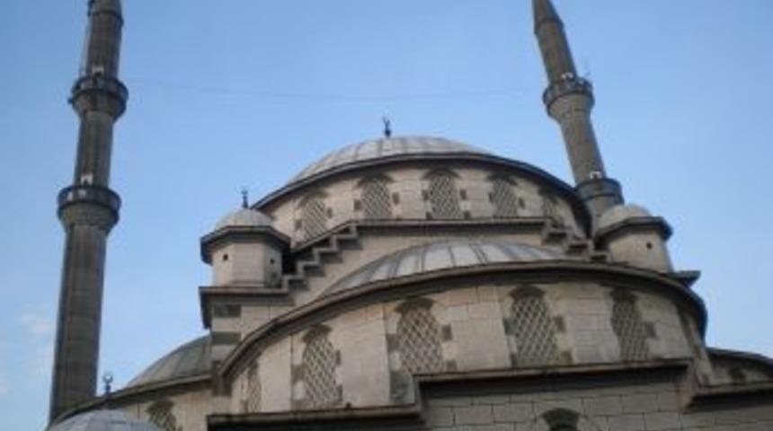 Ekmek onlar i&ccedil;in minarenin tepesinde