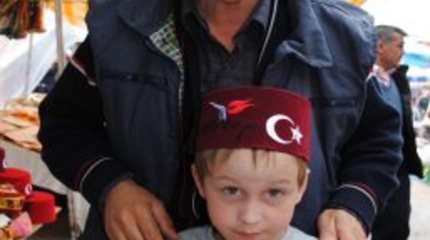 10 kelime T&uuml;rk&ccedil;e bilen turiste ay yıldızlı fes hediye ediyor