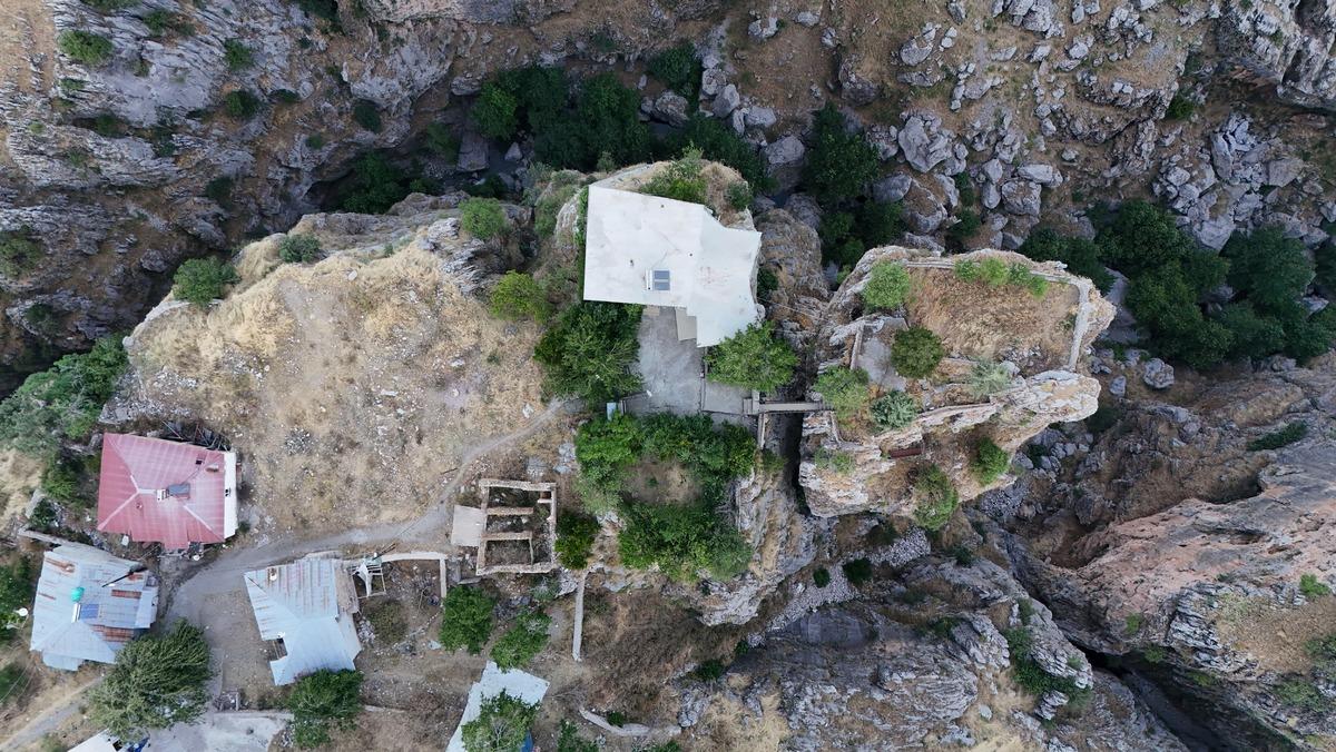 Bir kayada evi var diğerinde bahçesi: Aralarındaki tek bağ 168 metre yükseklikteki köprü 1